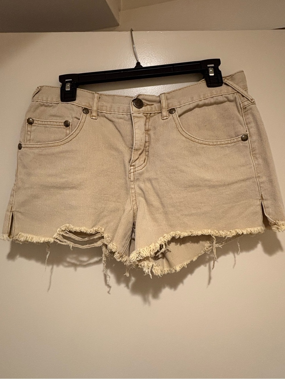 Free People - Mid-Rise Frayed Hem Women's Shorts — Cream